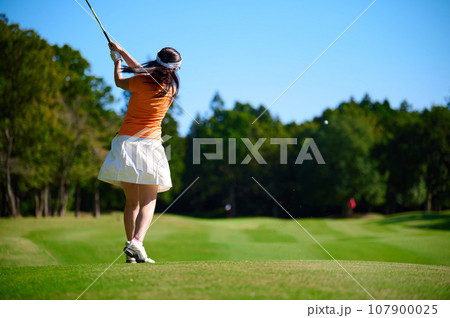 ゴルフを楽しむ40代女性　 107900025