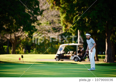 ゴルフを楽しむ40代男性 107900036