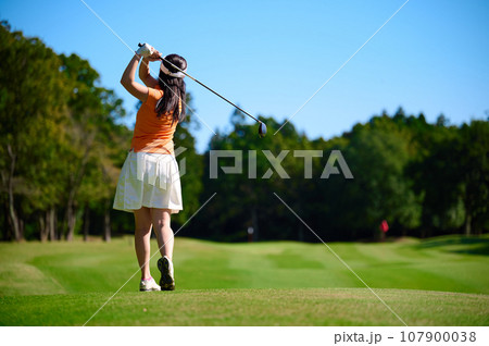 ゴルフを楽しむ40代女性　 107900038