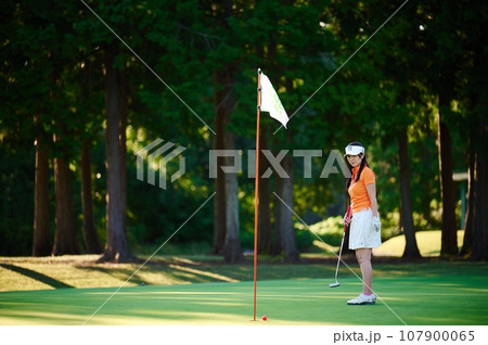 ゴルフを楽しむ40代女性　 107900065
