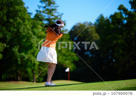 ゴルフを楽しむ40代女性　 107900076