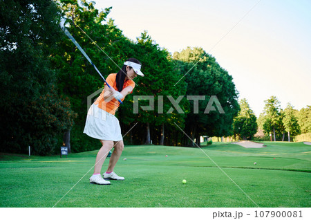ゴルフを楽しむ40代女性 107900081