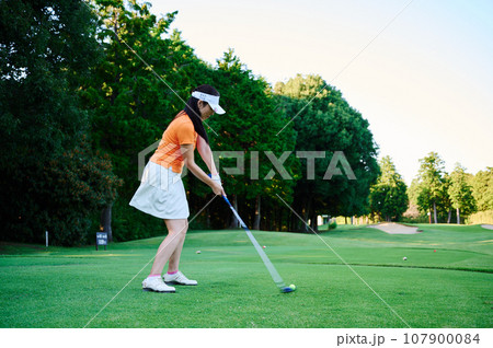 ゴルフを楽しむ40代女性　 107900084