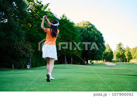 ゴルフを楽しむ40代女性 ゴルフを楽しむ40代女性 107900092