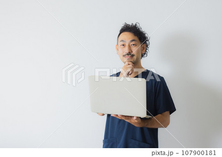 疲れた表情の医師 疲れた表情の医師 107900181