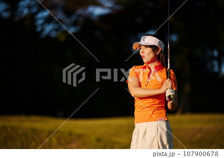 ゴルフを楽しむ40代女性 107900678