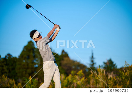 ゴルフを楽しむ40代男性　 107900733