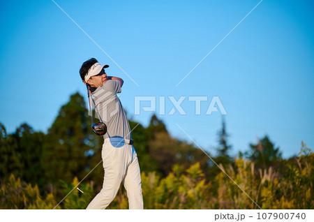 ゴルフを楽しむ40代男性　 107900740