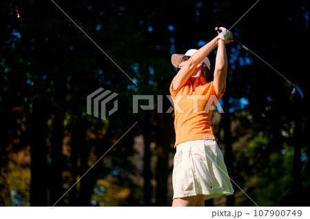 ゴルフを楽しむ40代女性 107900749