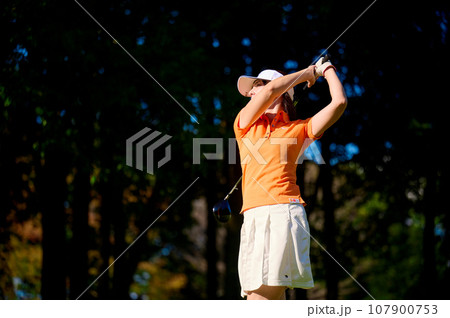 ゴルフを楽しむ40代女性 107900753