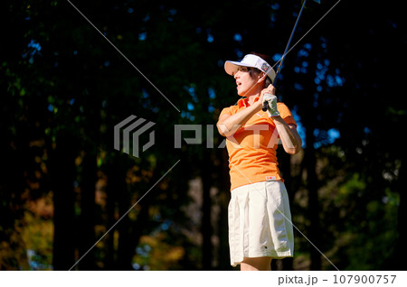 ゴルフを楽しむ40代女性 107900757