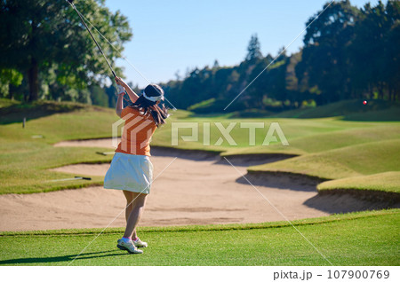 ゴルフを楽しむ40代女性 ゴルフを楽しむ40代女性 107900769