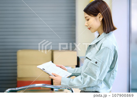 荷物を確認する棚卸中の女性作業員 荷物を確認する棚卸中の女性作業員 107900869