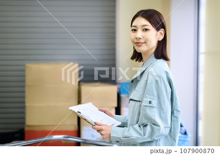 荷物を確認する棚卸中の女性作業員 107900870