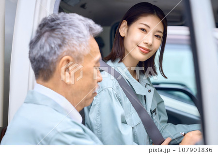 打ち合わせする女性ドライバー 打ち合わせする女性ドライバー 107901836