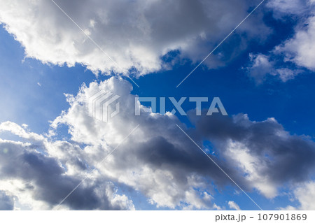 青空に流れるたくさんの雲 107901869