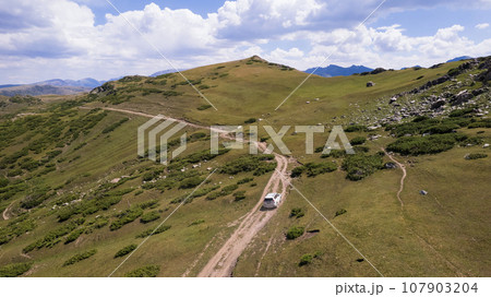 The SUV overcomes the mountain route through gorge 107903204