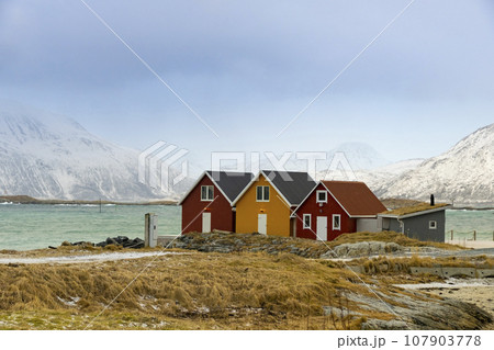 Winter Norway landscape with rorbu on the ocean beach and snow 107903778