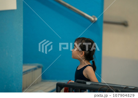 スイミングスクールの4歳児クラス スイミングスクールの4歳児クラス 107904829