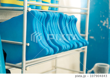 ビート板収納棚に並ぶビート板 107904843