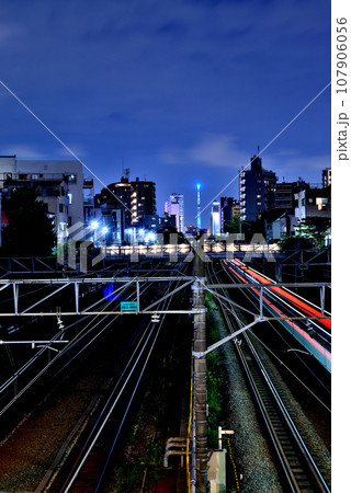 池袋　堀之内橋から見たスカイツリー方面の鉄道の光跡 107906056