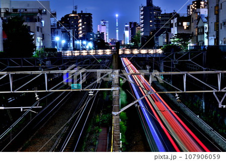 池袋　堀之内橋から見たスカイツリー方面の鉄道の光跡 107906059