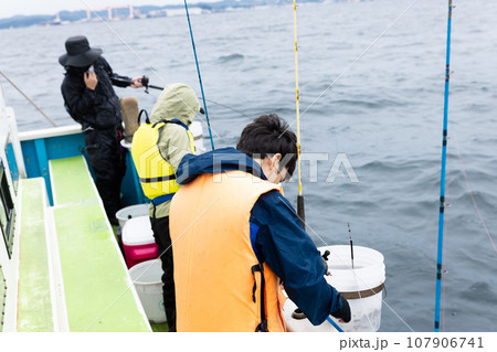 釣りを楽しむ親子 釣りを楽しむ親子 107906741