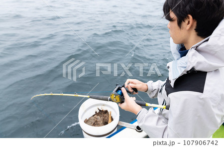 海釣りを楽しむ男の子 107906742