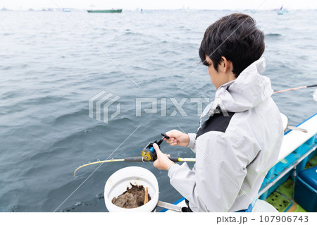 海釣りを楽しむ男の子 107906743