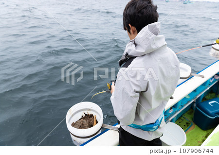 海釣りを楽しむ男の子 107906744