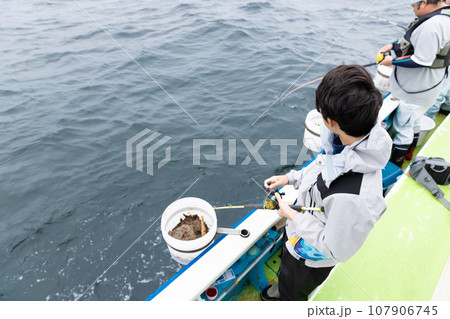 海釣りを楽しむ男の子 海釣りを楽しむ男の子 107906745