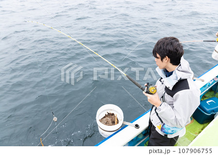 海釣りを楽しむ男の子 107906755