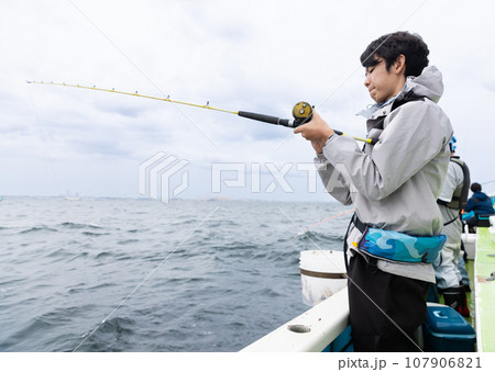 海釣りを楽しむ男性 107906821