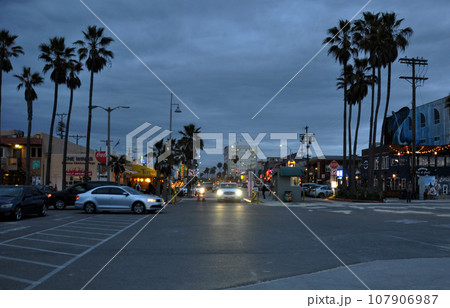 ロサンゼルスの観光スポットでもあるベニスビーチだが陽が落ちると雰囲気が変わってくるビーチ周辺の景色 107906987