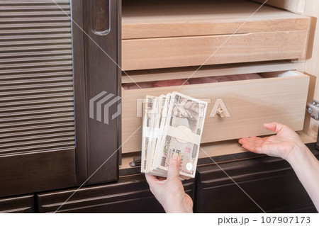 【和たんすに札束を隠す主婦】 【和たんすに札束を隠す主婦】 107907173