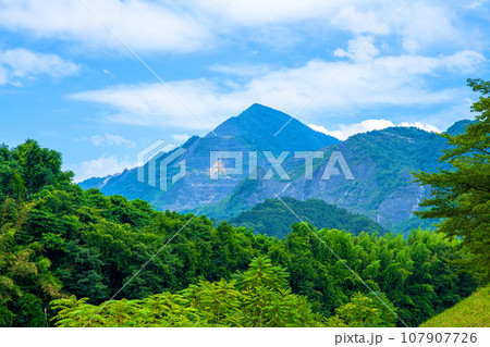 武甲山　荒川総合運動公園付近からの風景　秩父市　 107907726