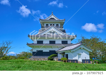 千葉県館山市館山の城山公園の館山城(模擬天守)を東側から見る 107907925