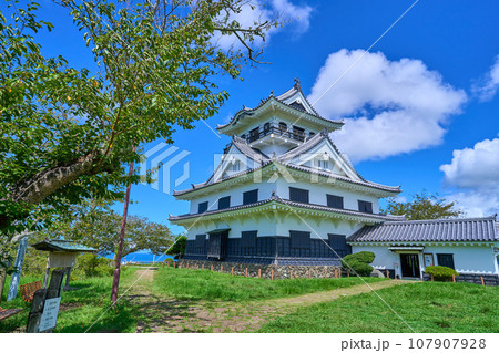 千葉県館山市館山の城山公園の館山城(模擬天守)を南側から見る 千葉県館山市館山の城山公園の館山城(模擬天守)を南側から見る 107907928