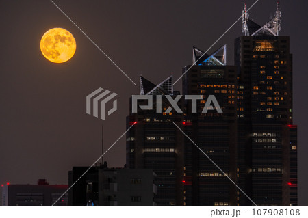 《東京都》満月の東京都市夜景・新宿副都心 107908108