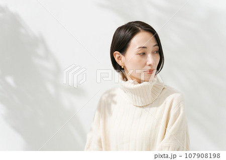白いセーターを着た女性 白いセーターを着た女性 107908198