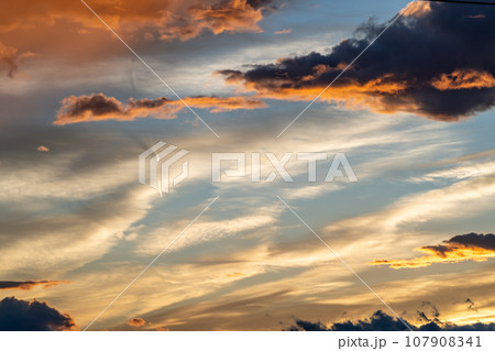 秋の夕暮れの西の空と雲　b-3-1 寒色 107908341