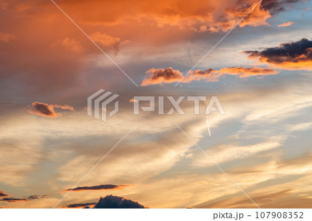 秋の夕暮れの西の空と雲 c-3-3 寒色 ライトカラー 秋の夕暮れの西の空と雲 c-3-3 寒色 ライトカラー 107908352