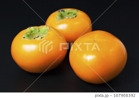 黒背景の柿の写真 鳥取県 輝太郎柿 107908392