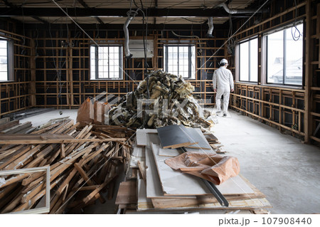 解体される建物の内観 解体される建物の内観 107908440