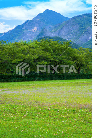 武甲山　荒川総合運動公園からの風景　秩父市　 107908545