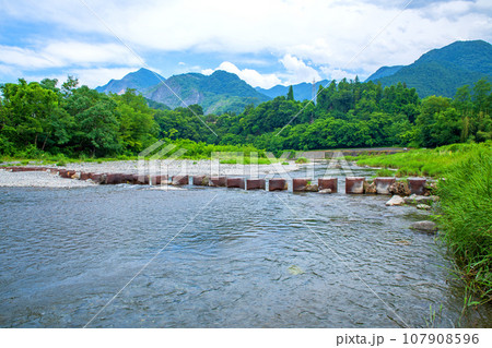 荒川と武甲山　荒川総合運動公園付近からの風景　秩父市　 107908596