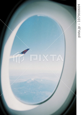 飛行機の窓 107908604