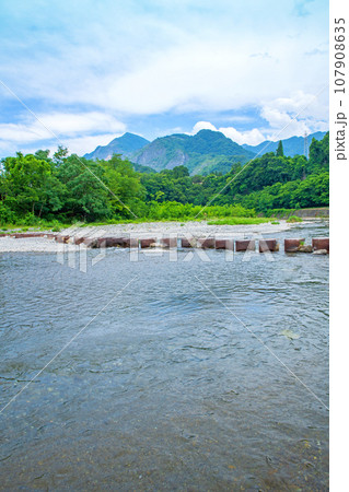 荒川と武甲山　飛び石橋　荒川総合運動公園付近からの風景　秩父市　 107908635