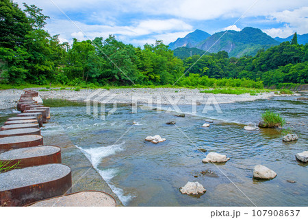 荒川と武甲山 飛び石橋 荒川総合運動公園付近からの風景 秩父市 荒川と武甲山 飛び石橋 荒川総合運動公園付近からの風景 秩父市 107908637