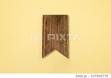 ビンテージ風に加工された木製のタグが中央にあるベージュの背景 107908770